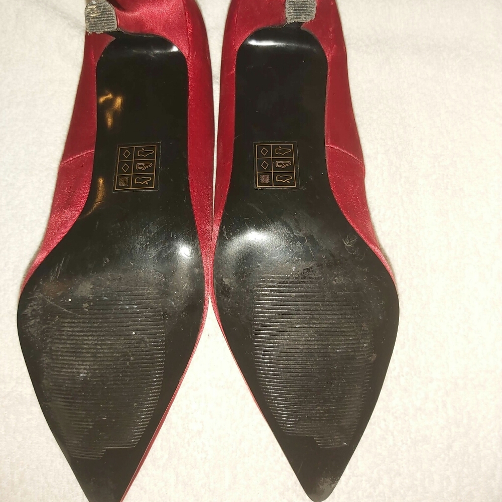 Bold Red pumps - Picture 3 of 8